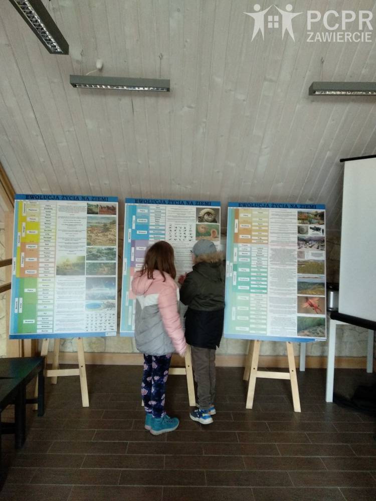 Zdjęcie: Dwie dziewczynki stoją przy tablicy informacyjnej i czytają plansze